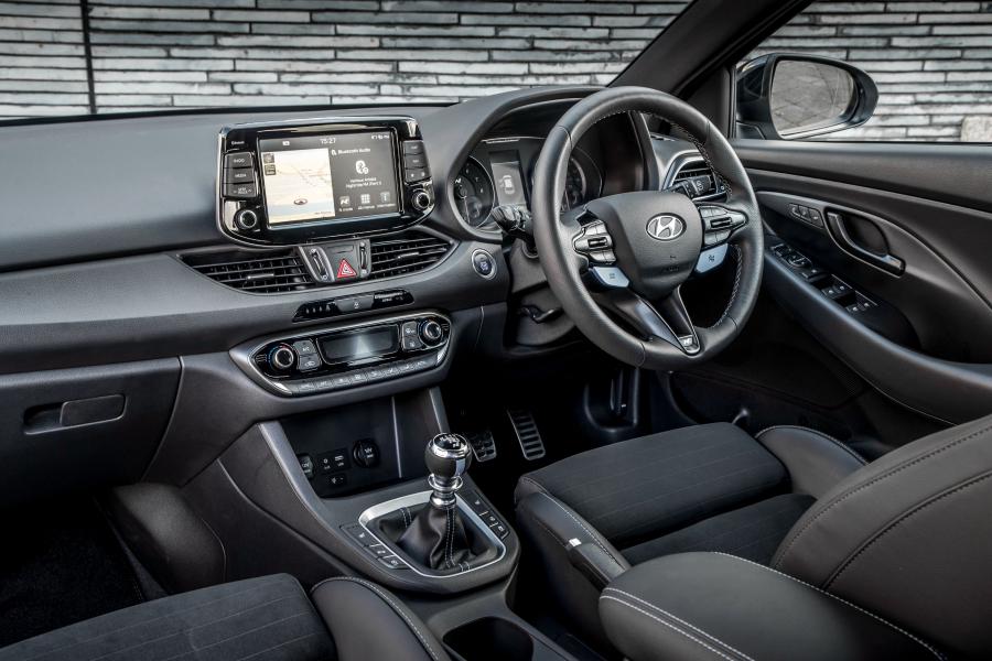 Интерьер Hyundai i30 N (PD) 2017 года  (UK) (фото 20 из 40)